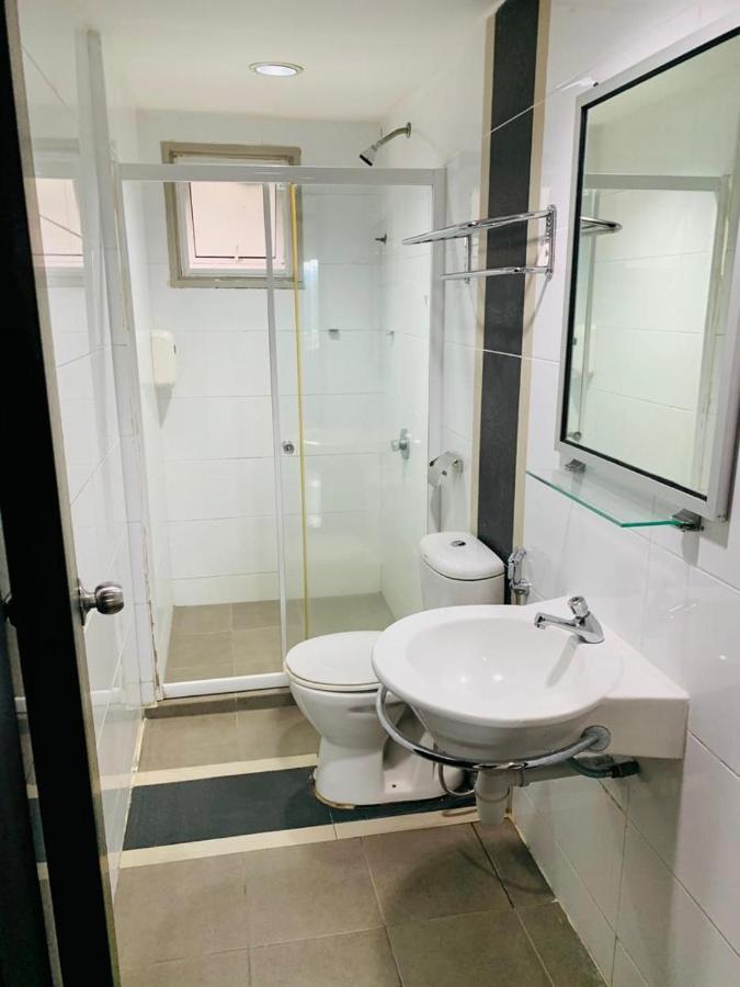 Likas Square - Kk Spacious Homestay Kota Kinabalu Exteriör bild